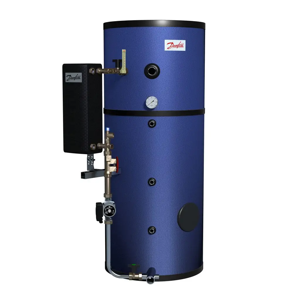 Blauer thermischer Speicher von Danfoss mit mehreren Anschlussanschlüssen, einem Druckmanometer und einem regelbaren Ventil.